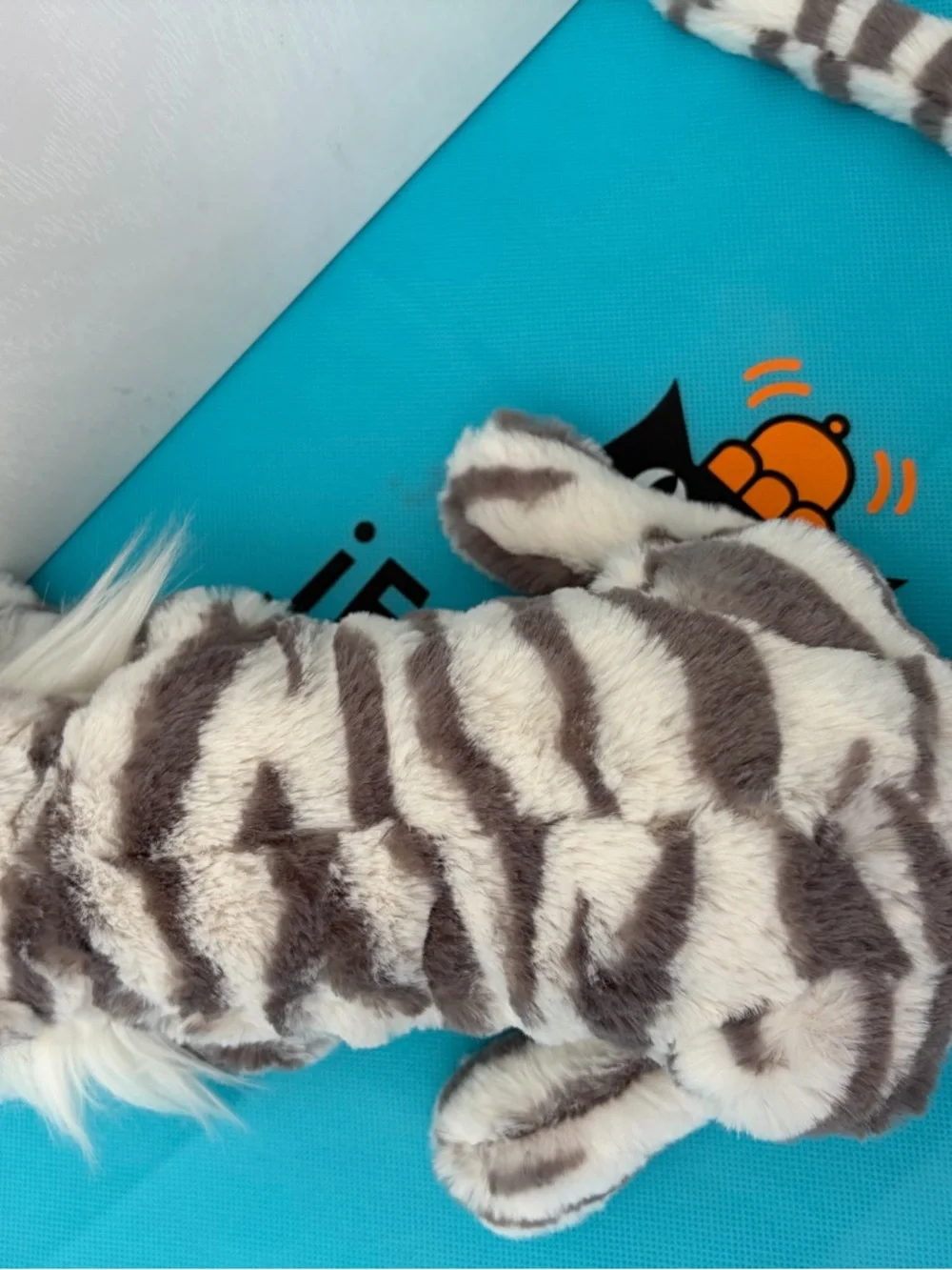 Jellycat SACHA SNOW TIGER - Little 11